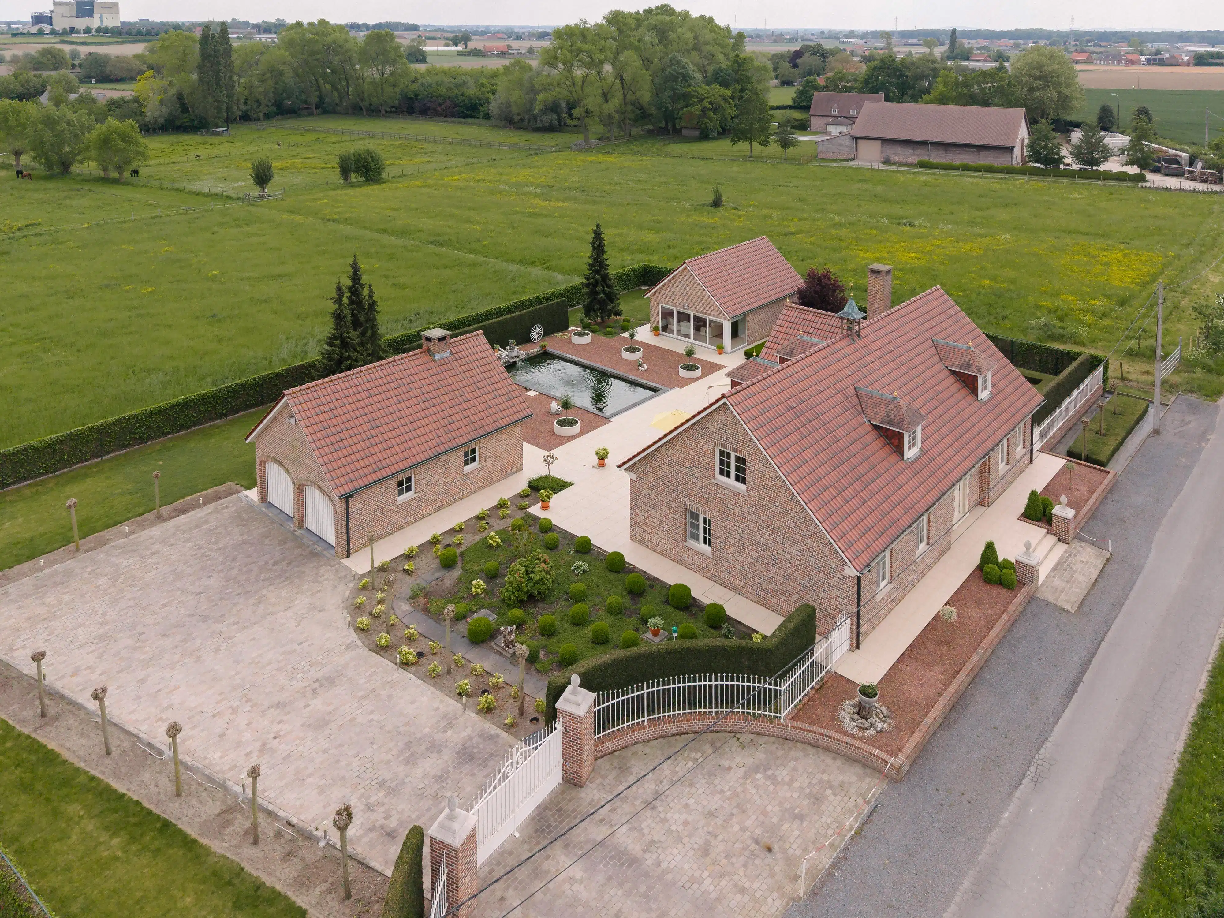 Landelijke villa met bijgebouwen op rustige, groene ligging foto 5