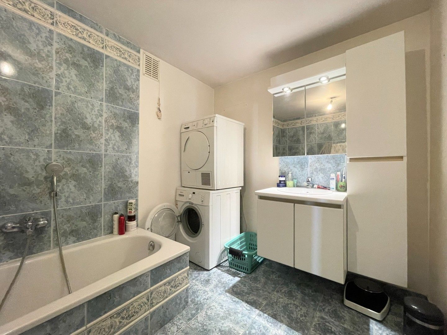 Ruim gelijkvloers appartement met 2 slaapkamers en garage te huur in centrum Zonnebeke foto 5