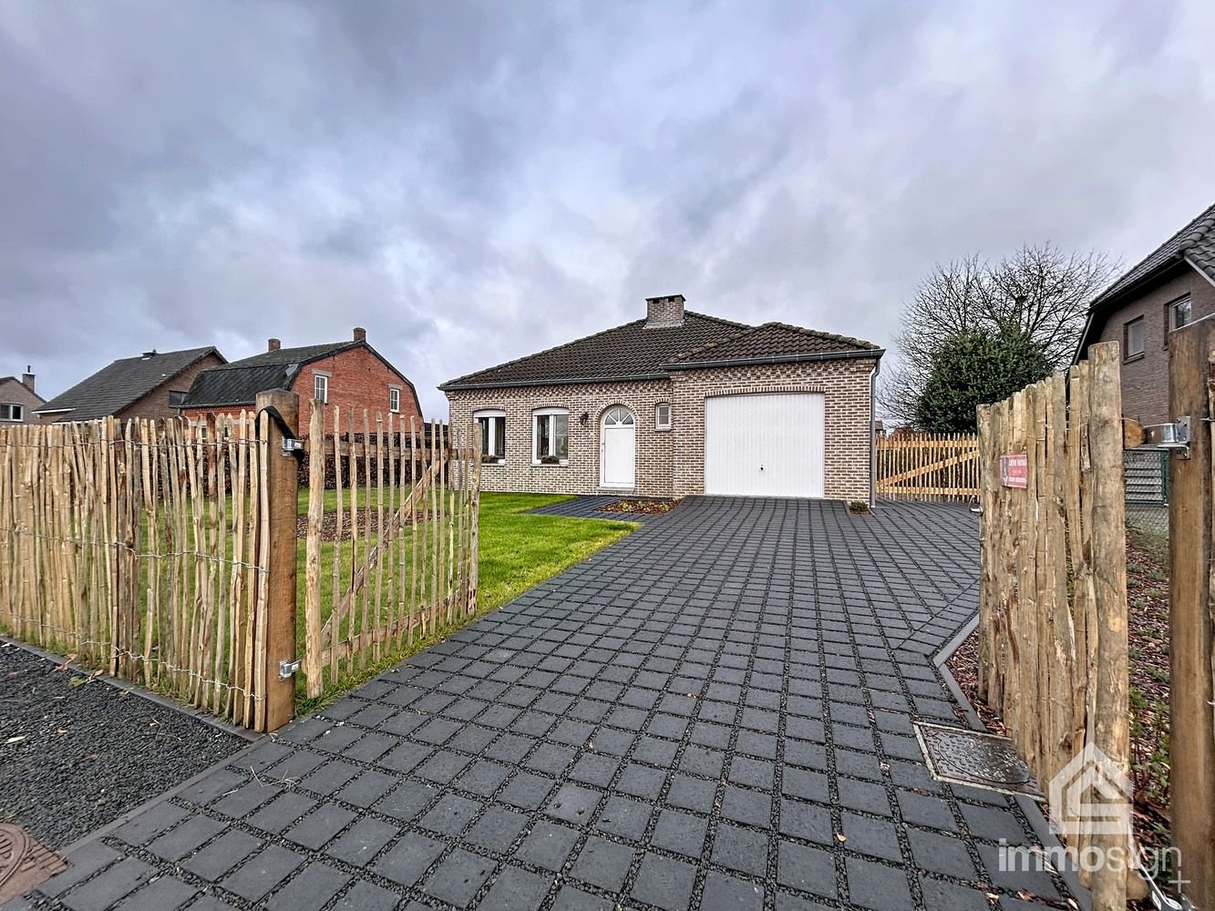 Instapklare laagbouwwoning met 2 (mgl. 3) slaapkamers en dubbele garage op een perceel van 718 m² foto {{pictureIndex}}