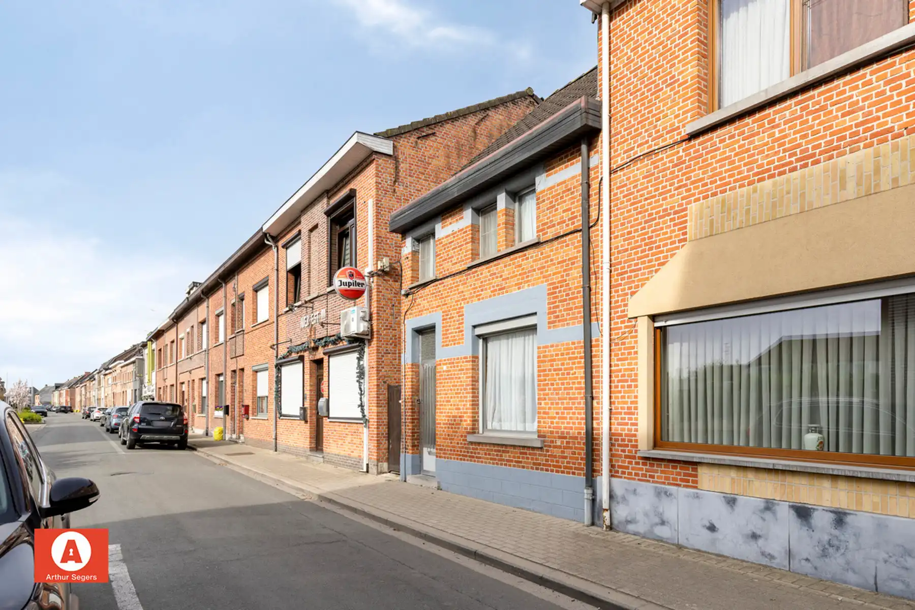 Solide half-open bebouwing met achtergelegen fietswegel. foto 2