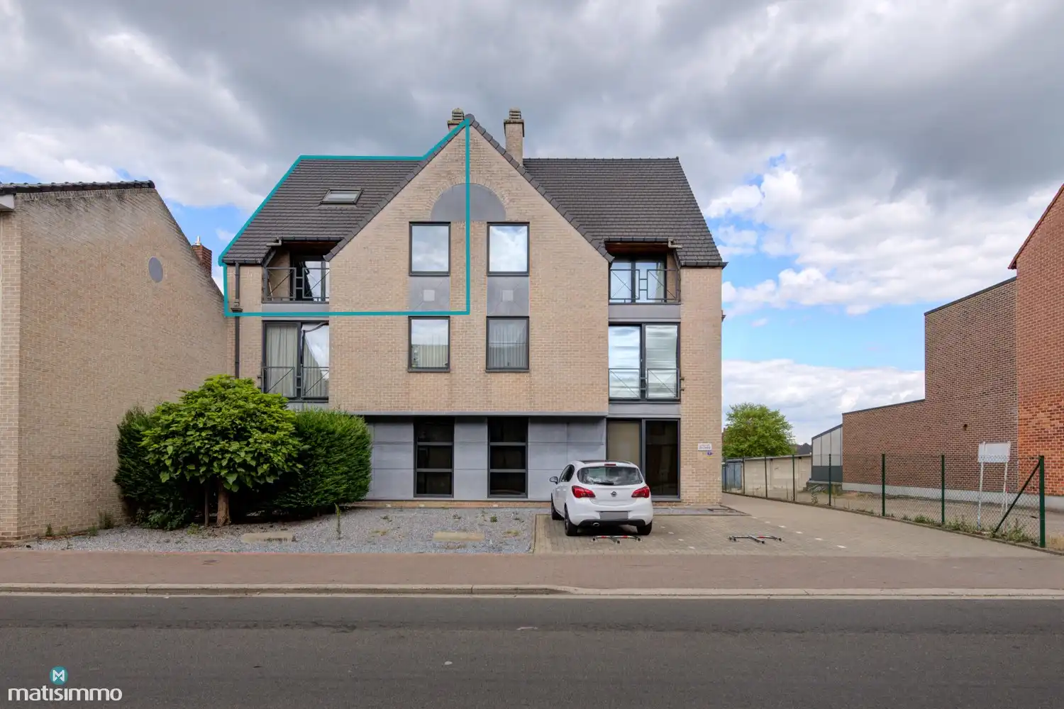 DUPLEXAPPARTEMENT MET 2 SLAAPKAMERS, 2 TERRASSEN EN GARAGEBOX AAN HET CENTRUM VAN BILZEN foto {{pictureIndex}}