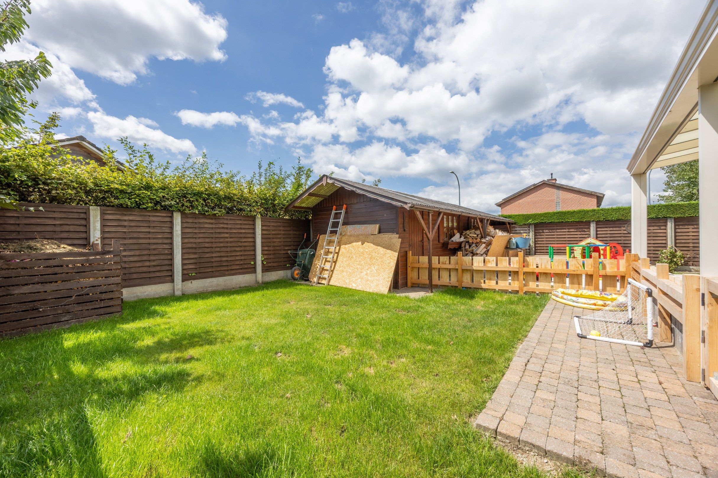 KLOEKE HALFOPEN WONING MET TUIN EN GARAGE  foto 4