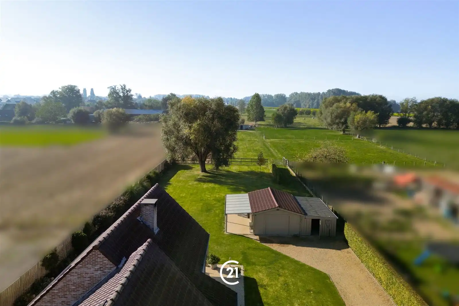 Prachtige, ruime villa (2013) met tuin en weide op +/- 72are foto 4