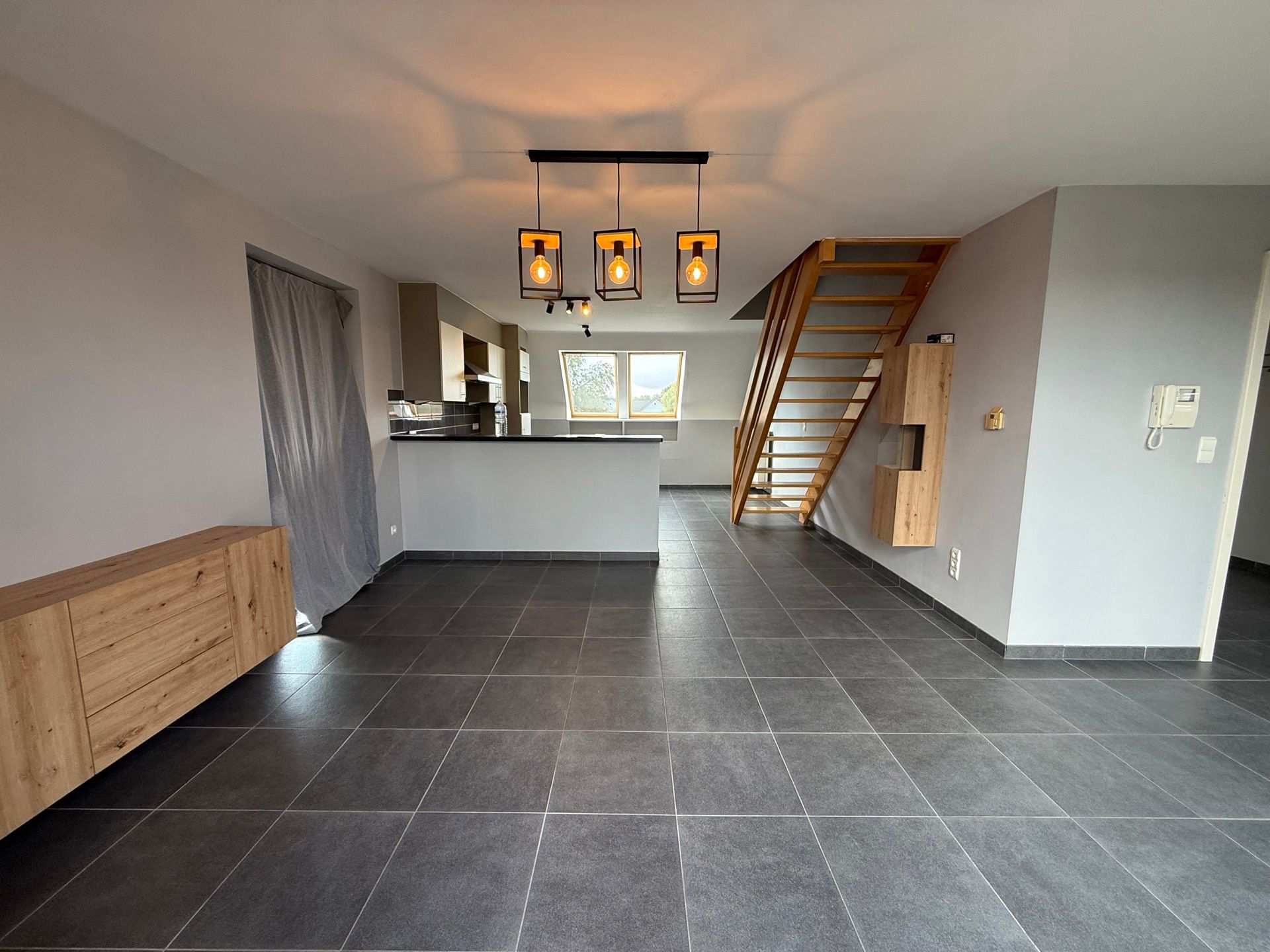 WICHELEN - Ruim duplexappartement vlakbij het station. foto 3