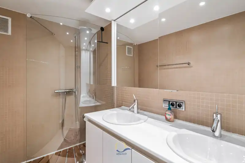 Subliem gerenoveerde studio met panoramisch zeezicht EN terras foto 14