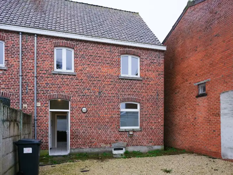 Moorslede-centrum. Gezellige te renoveren rijwoning met koer als starter of als investering. 4 slaapkamers.  Te koop via het opbod systeem van COVAST. foto 24