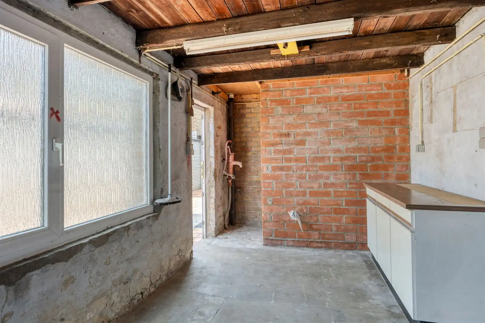 Te renoveren woning met zeer goede structuur en zijtoegang! foto 23