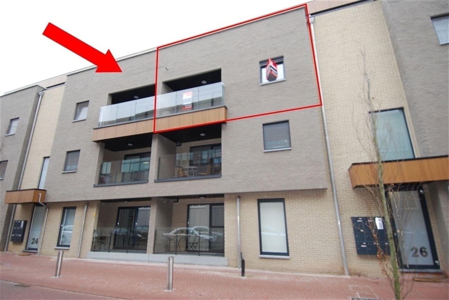 Gezellig appartement met 2 slaapkamers, 2 terassen, autostaanplaats en kelderberging in het centrum van Maaseik. foto 12