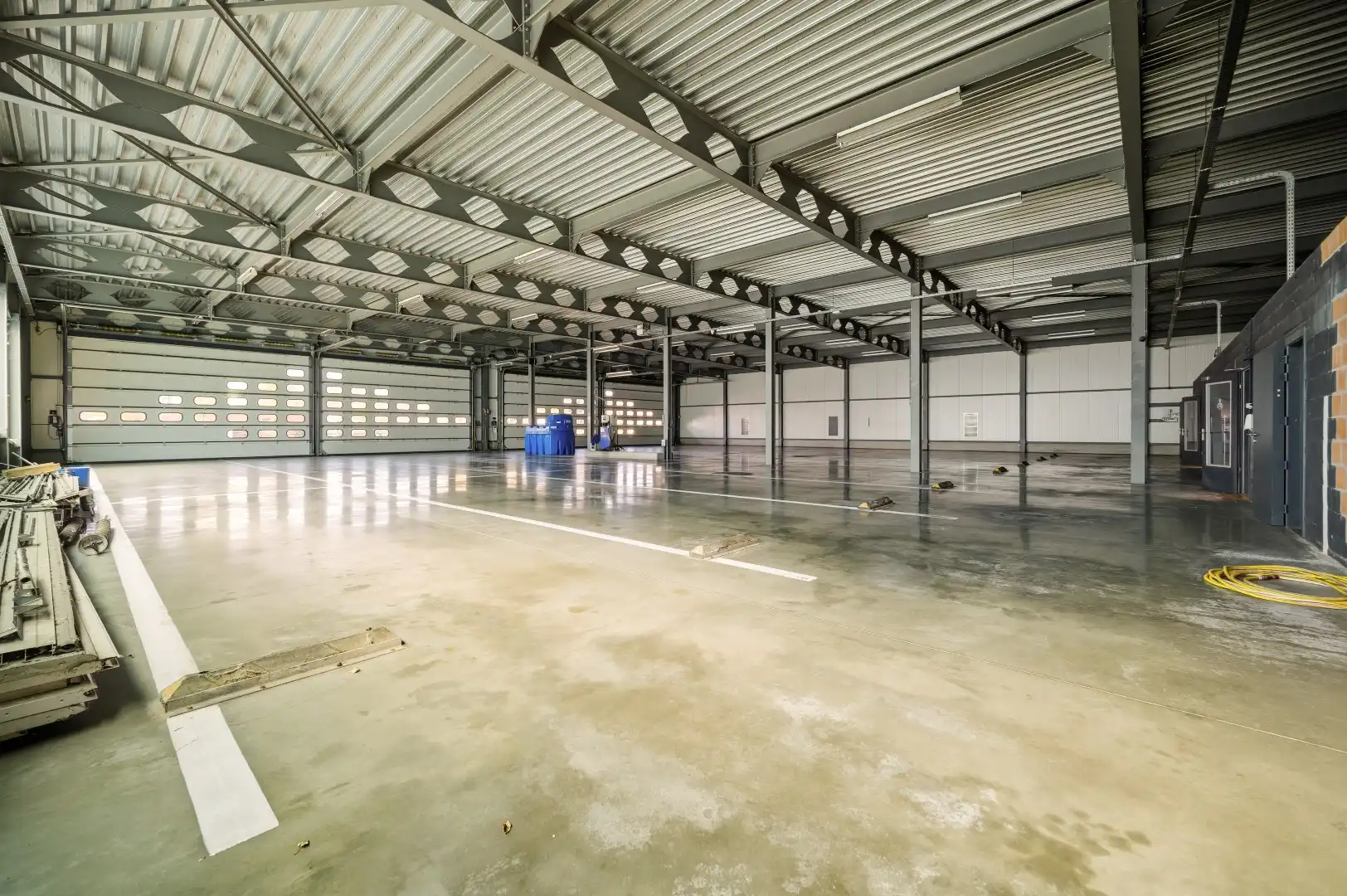 Grote hangaar met ruime parkingmogelijkheden is geschikt voor diverse bedrijfsdoeleinden. foto 22