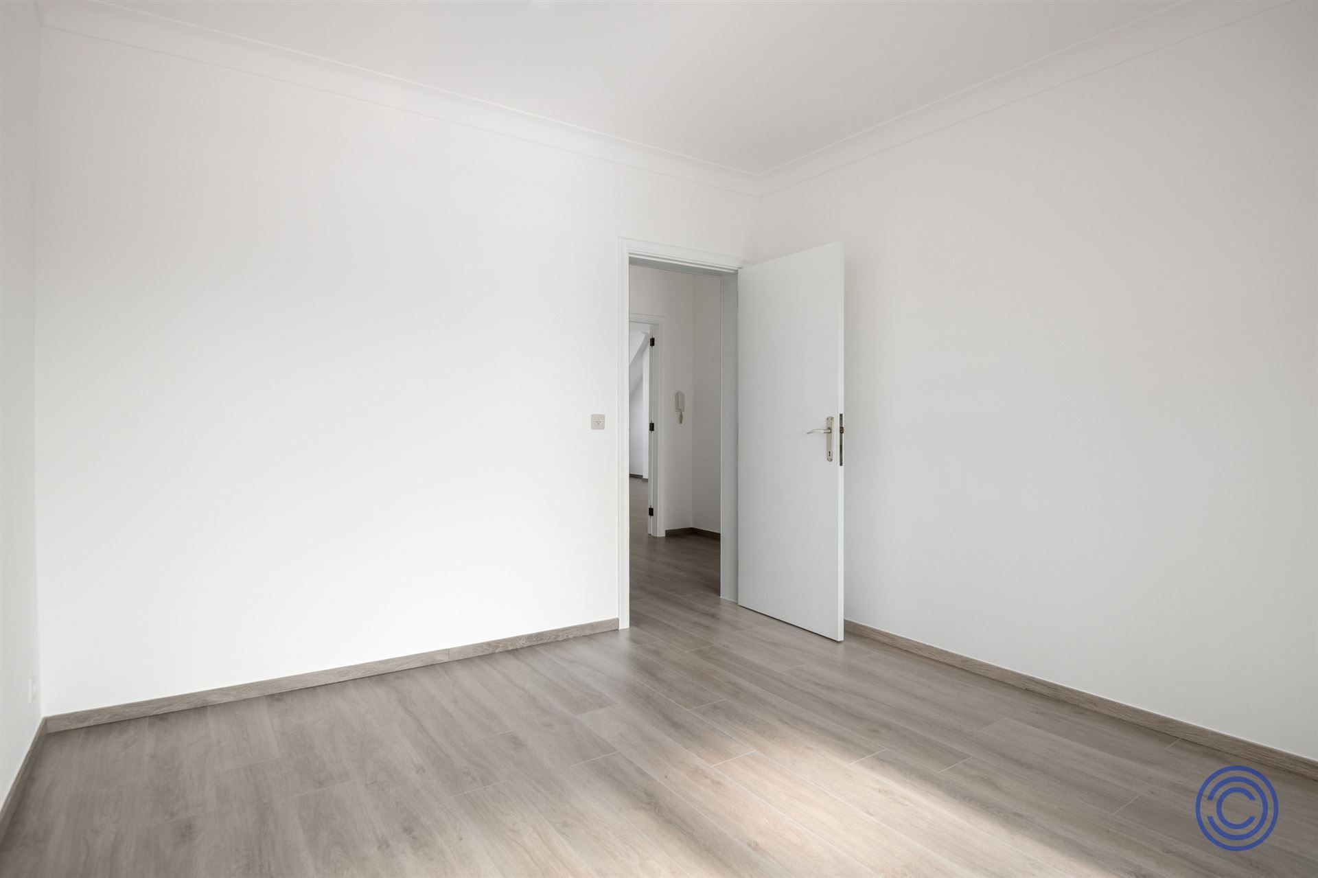 Volledig gerenoveerd 2-slp appartement met zonnig terras! foto 5