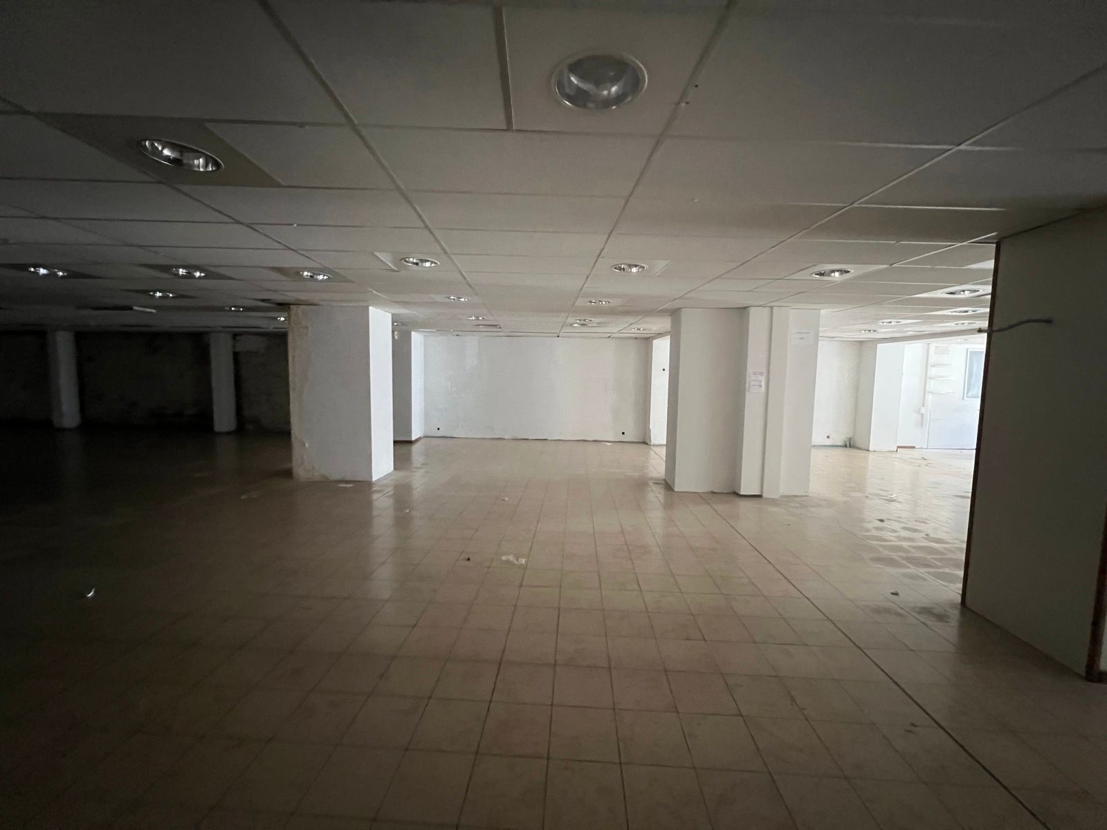 Opbrengsteigendom: Handelsgelijkvloers + 2 appartementen te koop te Bouge. foto 4