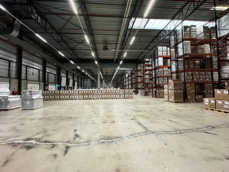 Magazijn met kantoor te huur foto 4