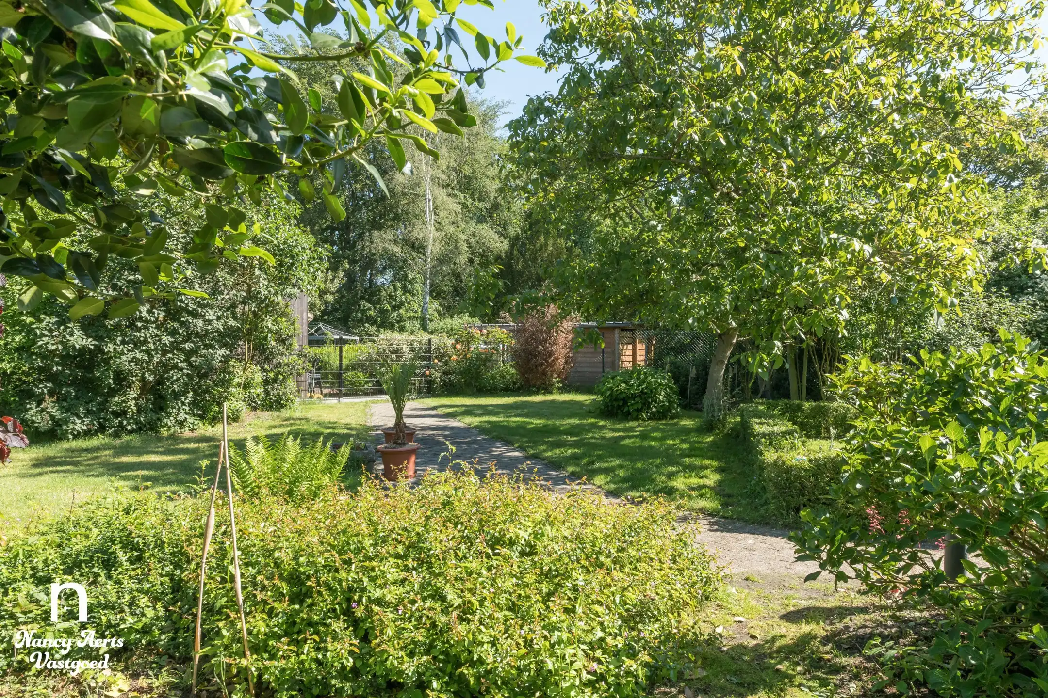 Unieke gezinswoning met praktijkruimte en veel potentieel foto 34