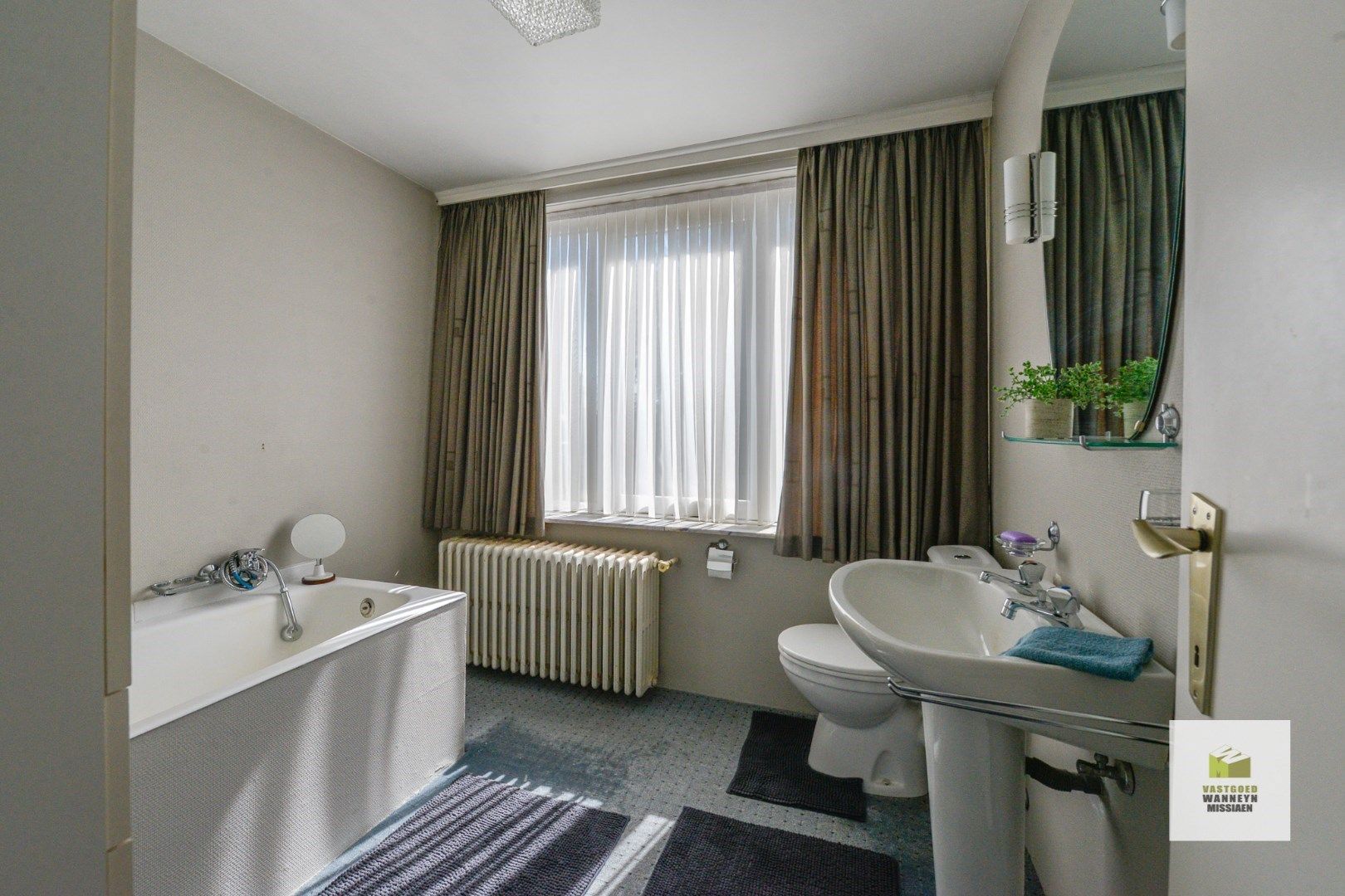 Ruime te renoveren villa met 4 slaapkamers en loods op 1696m2 te centrum Wingene foto 19