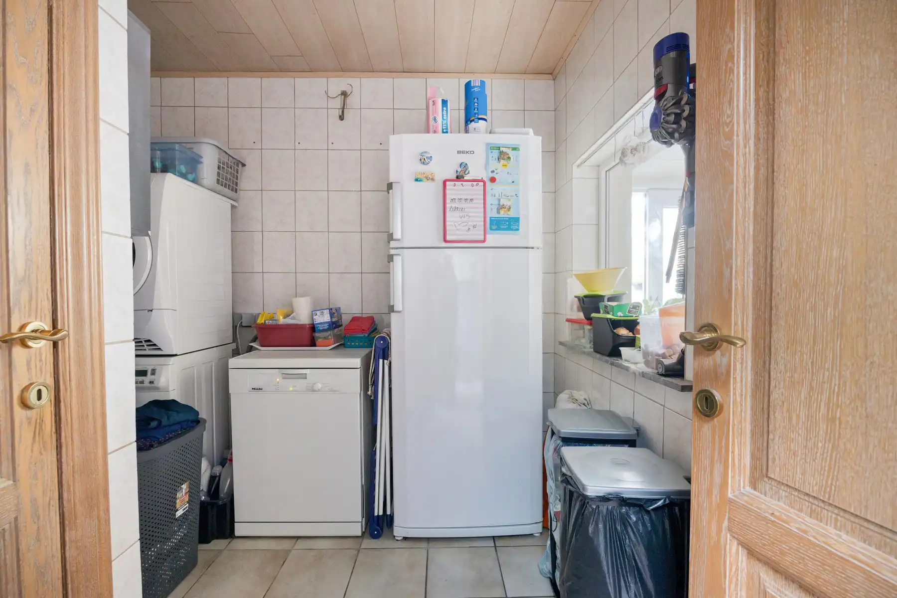 Leemans Immobiliën presenteert u  deze gerenoveerde, instapklare woning in het bruisende hart van Denderleeuw. foto 10