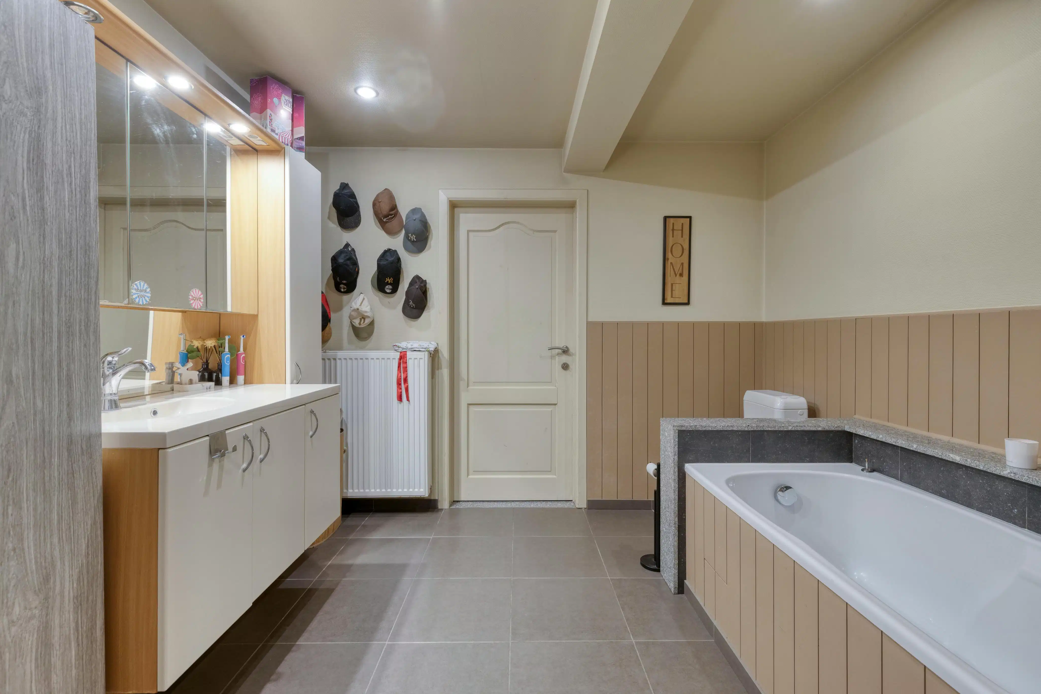 Ruim, gelijkvloers appartement met 2 slaapkamers, Sint-Kruis foto 8