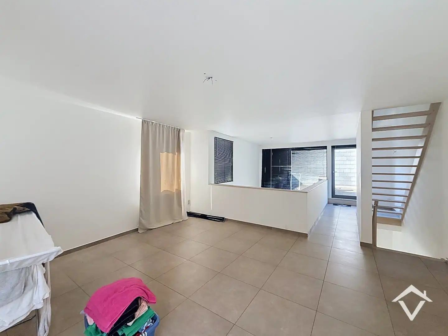 Bel-étagewoning met 2 slaapkamers, zonnig dakterras en ruime garage te centrum Roeselare foto 11