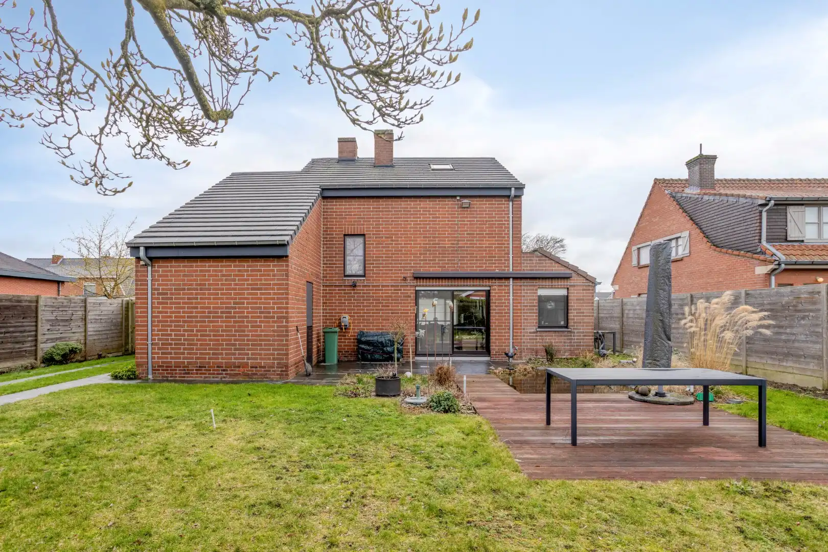 Open bebouwing met mooie tuin en 2 garages op topligging! foto 18