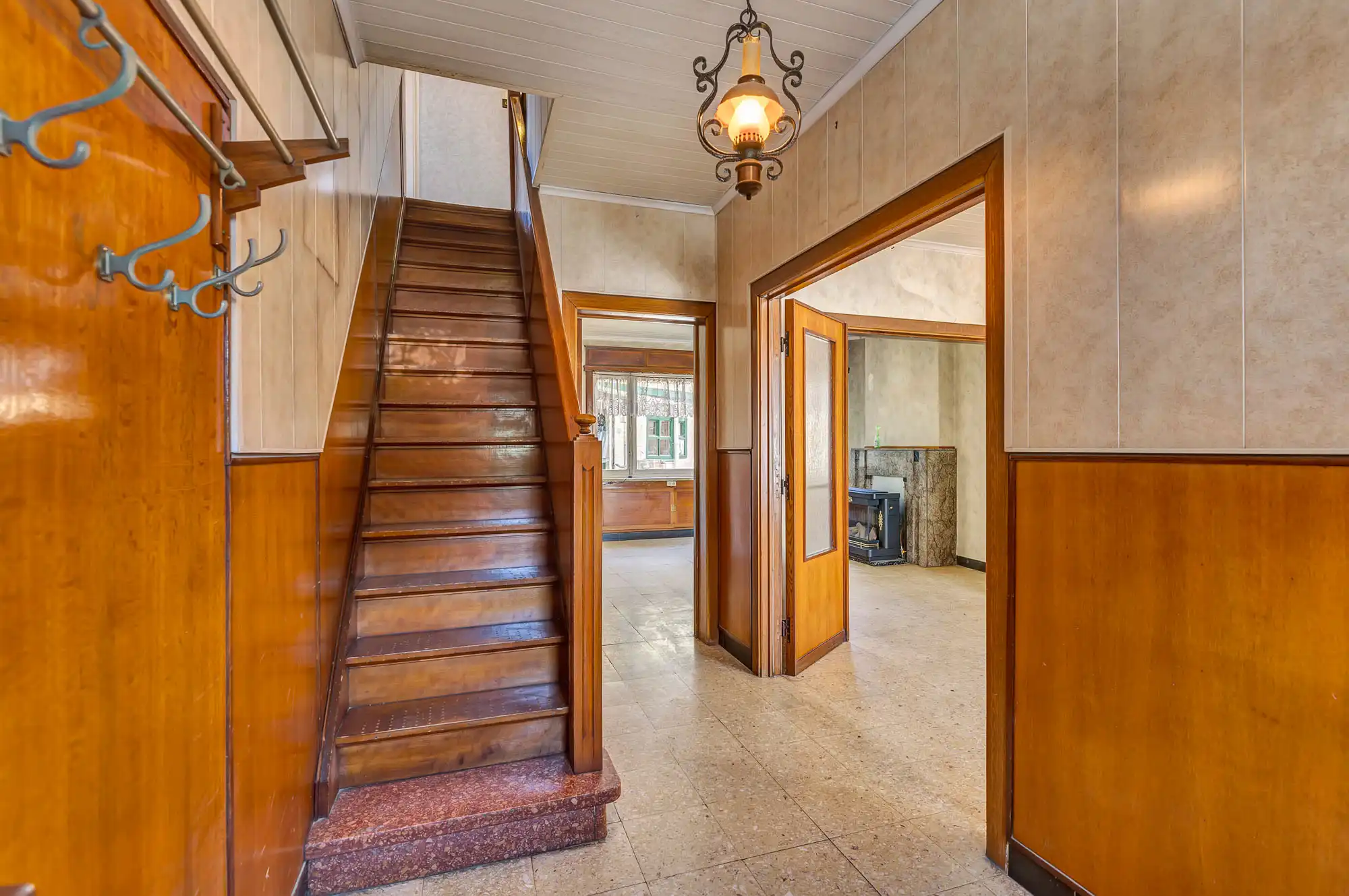 Te renoveren woning met garage foto 5