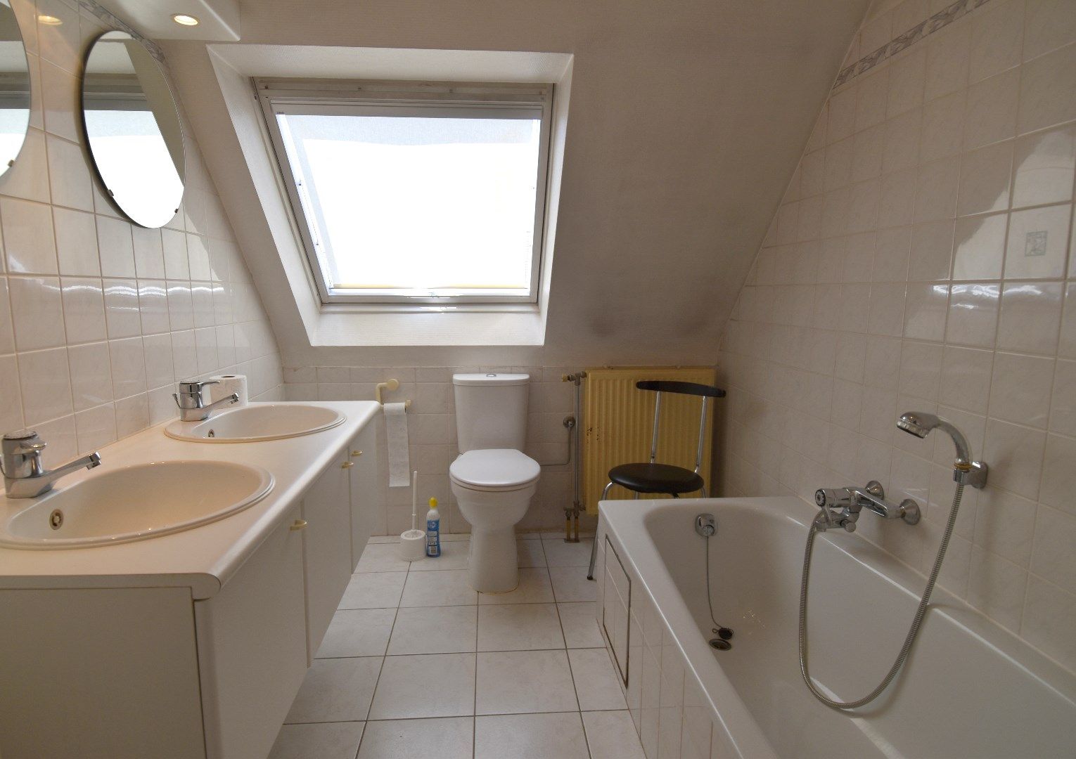 Lichtrijk 2-slaapkamerappartement met kelderberging te koop in het hart van Gullegem foto 7