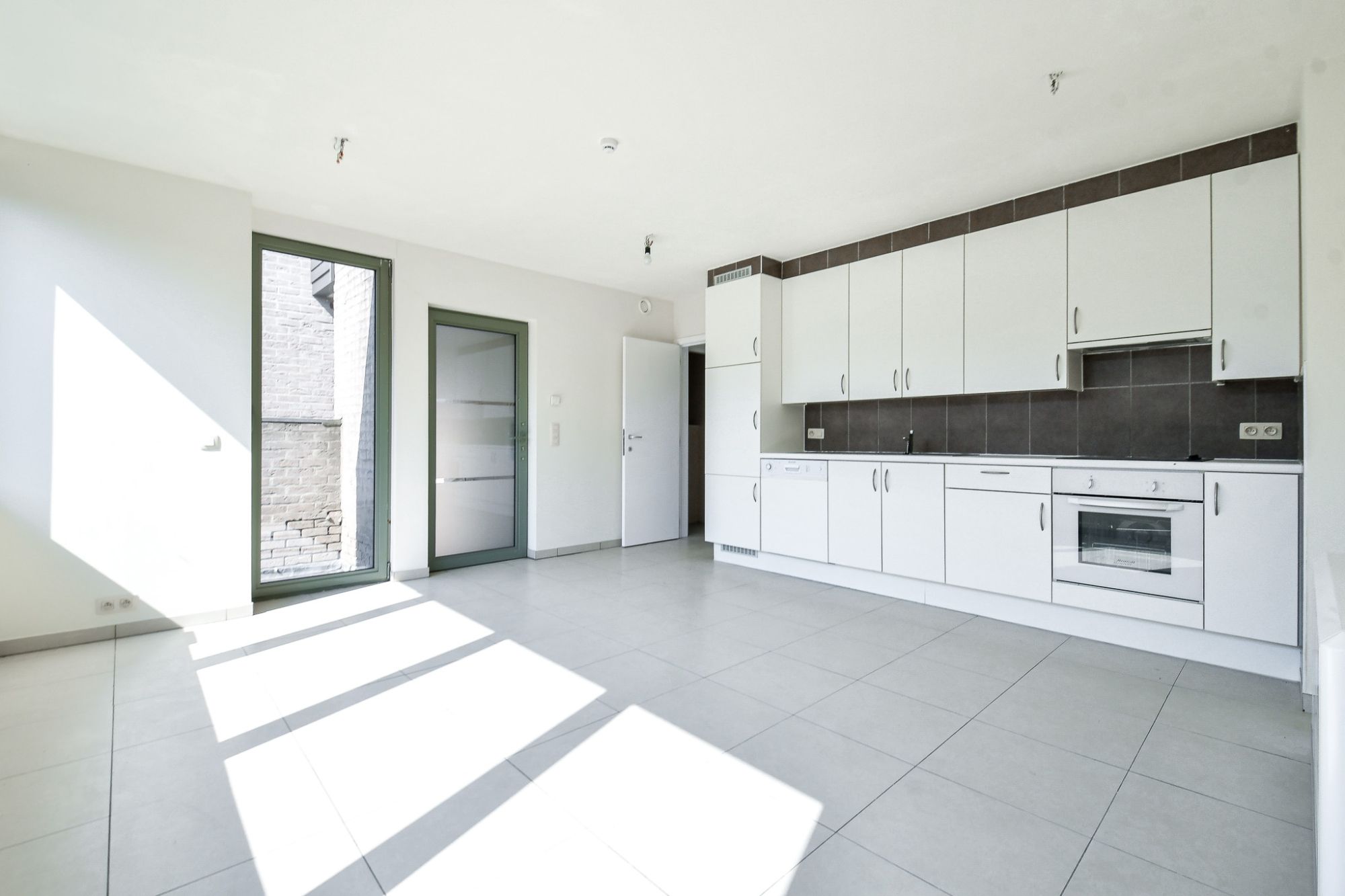 INSTAPKLAAR 2 slaapkamer appartement met terras incl. AUTOSTAANPLAATS en kelder foto 4