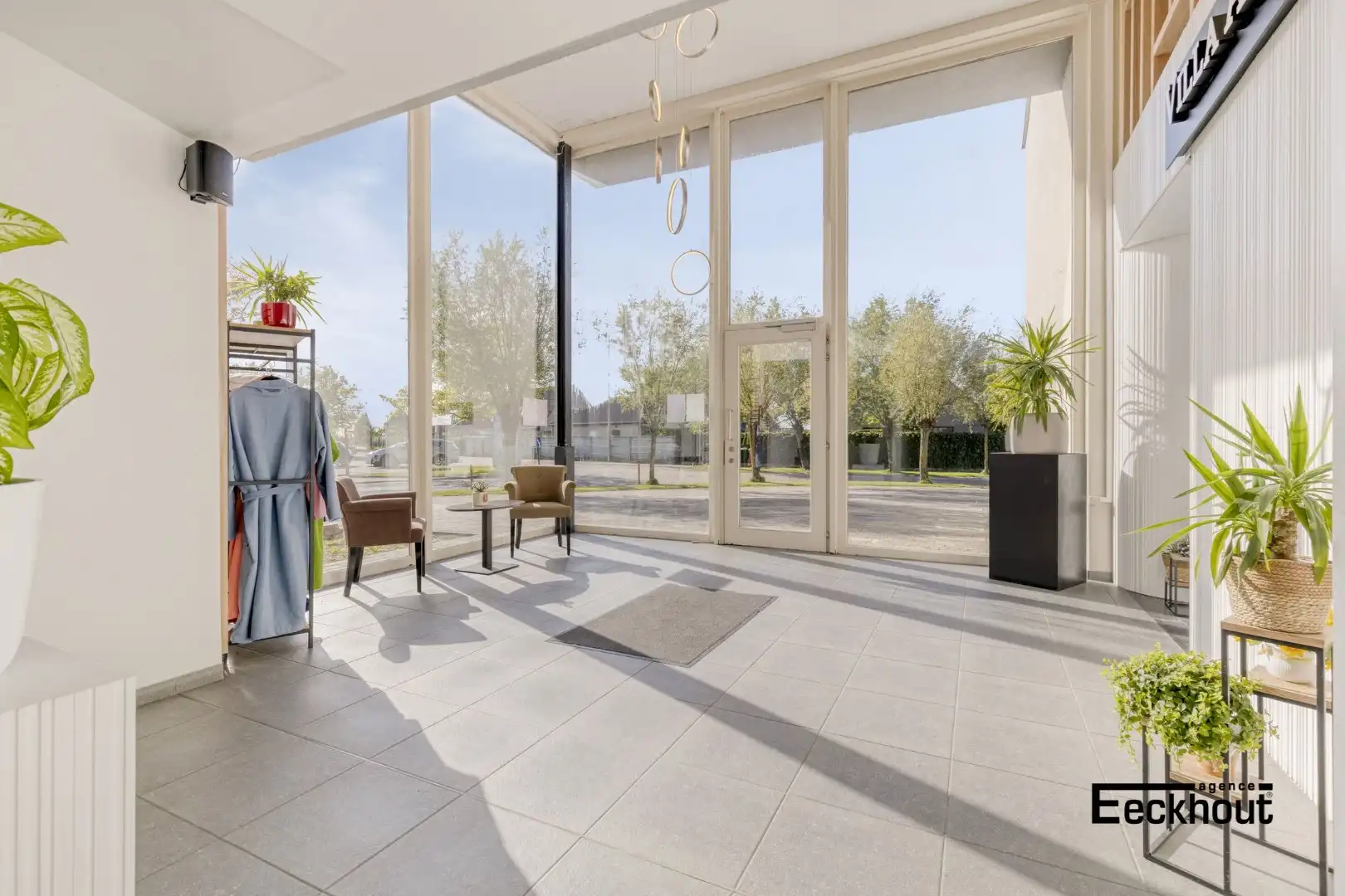 Handelscomplex op gunstige locatie foto 12