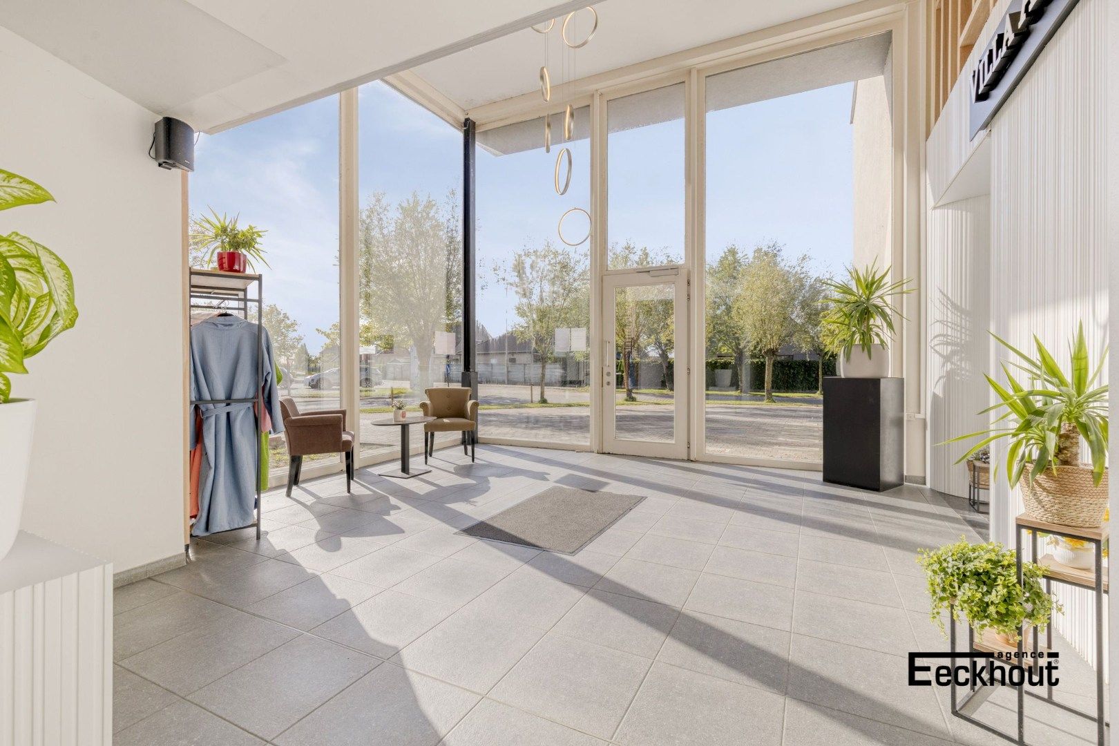 Handelscomplex op gunstige locatie foto 12