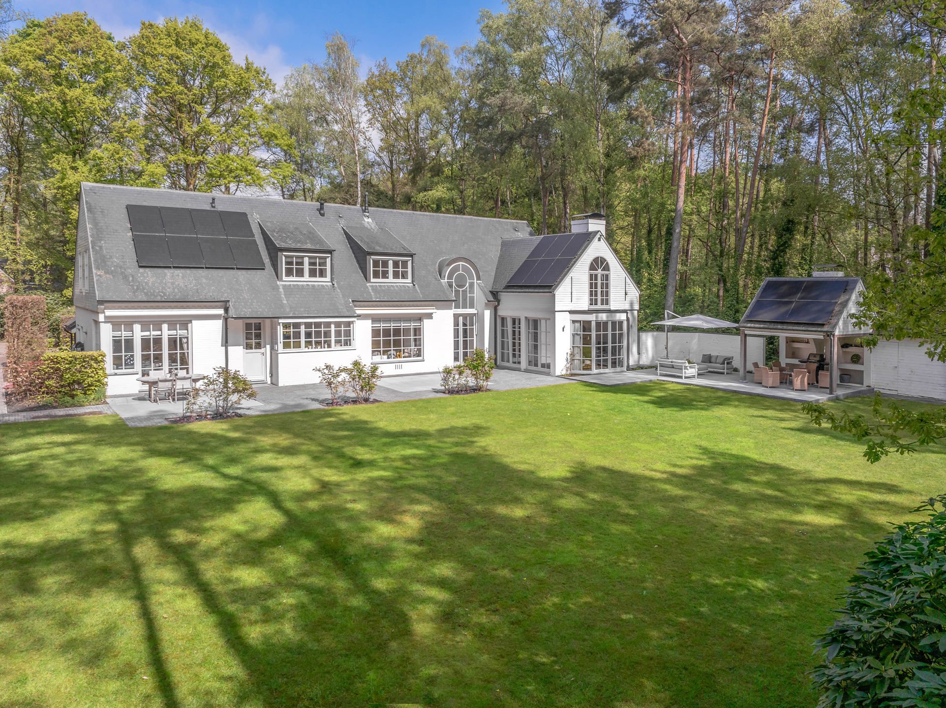 Stijlvolle villa met prachtige tuin op royaal perceel foto {{pictureIndex}}
