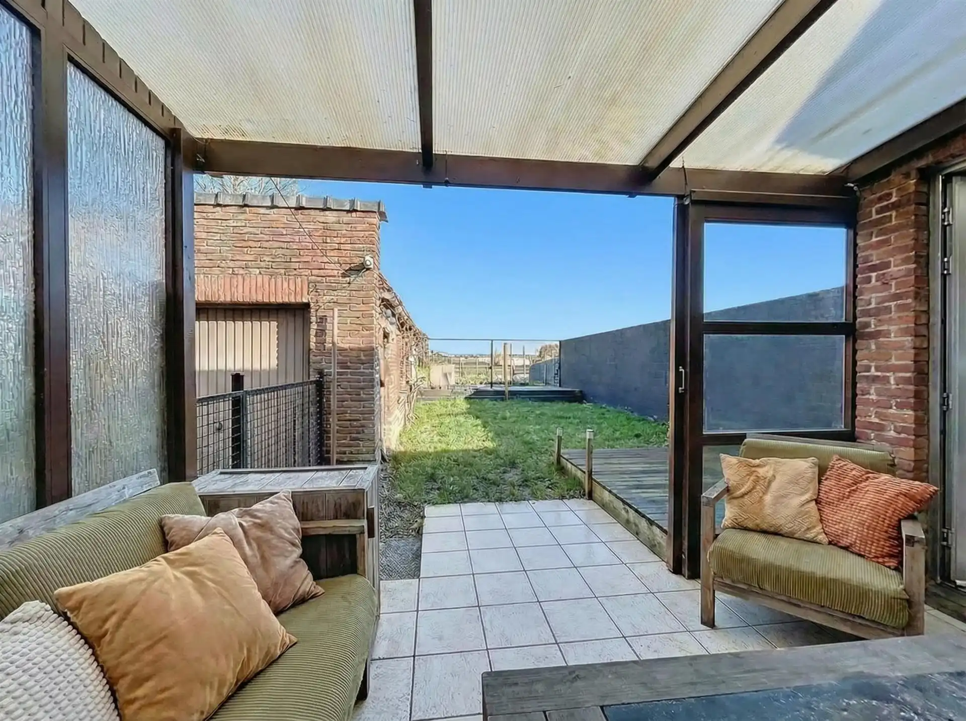 half open bebouwing met 3 slaapkamers, zwembad en garage op perceel van 312m²  foto 4