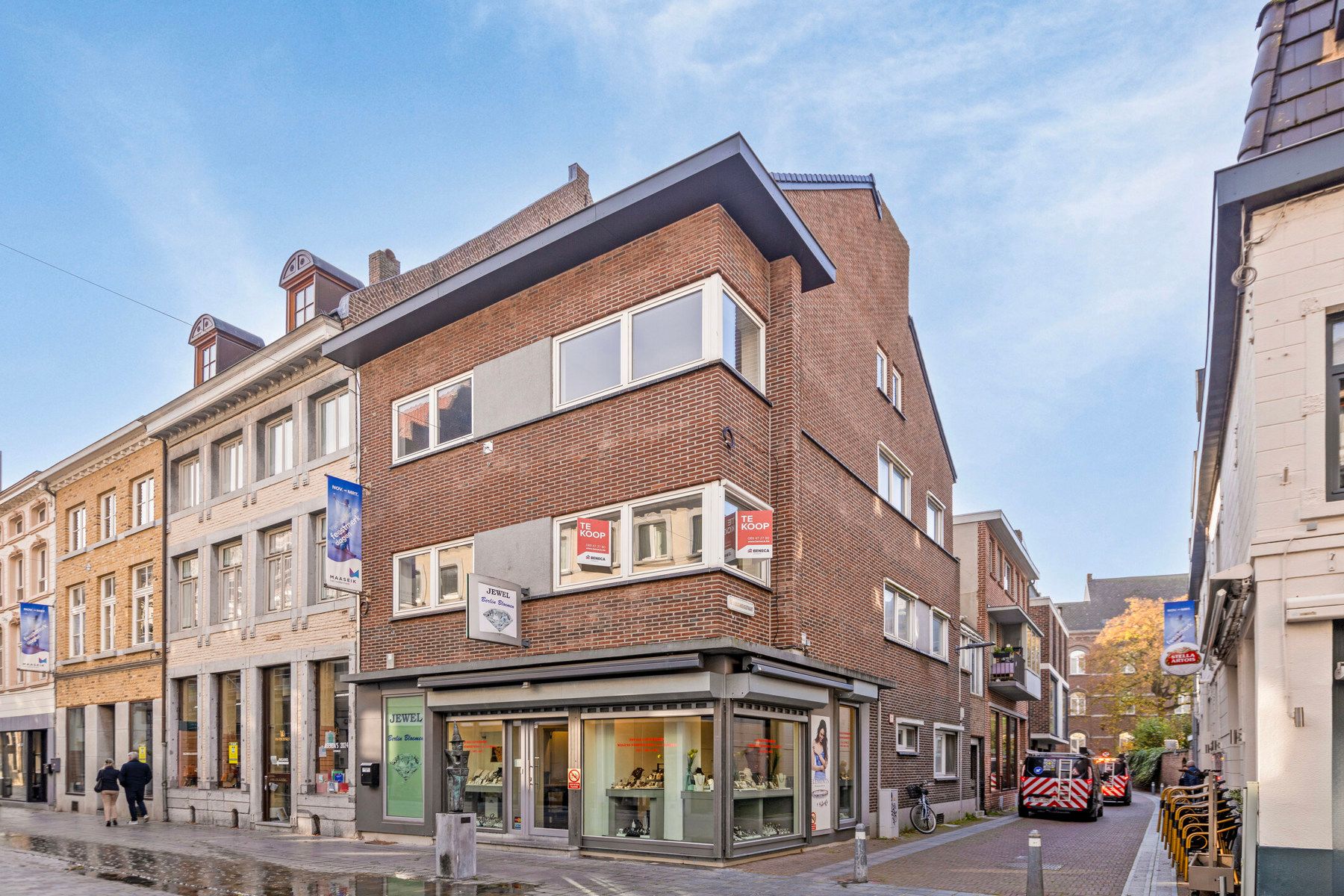 Ruime woning met handelsgelijkvloers in centrum Maaseik.  foto {{pictureIndex}}