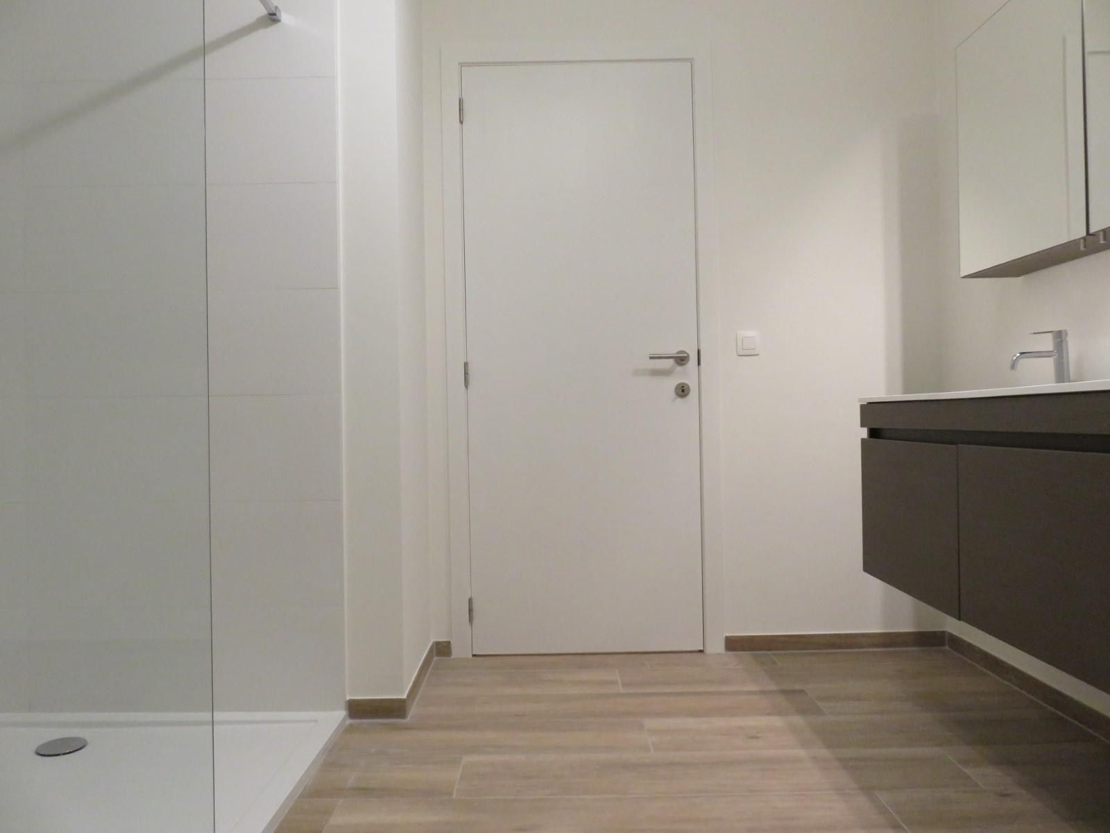 Dakappartement met 2 slaapkamers, terras en autostaanplaats! foto 4