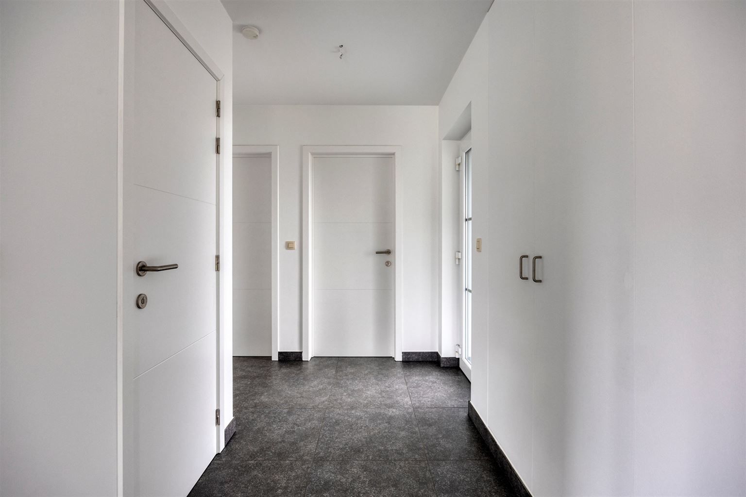 Instapklaar gelijkvloers appartement met 2 slaapkamers, ruime tuin en 3 staanplaatsen op een rustige toplocatie in Opitter.  foto 14
