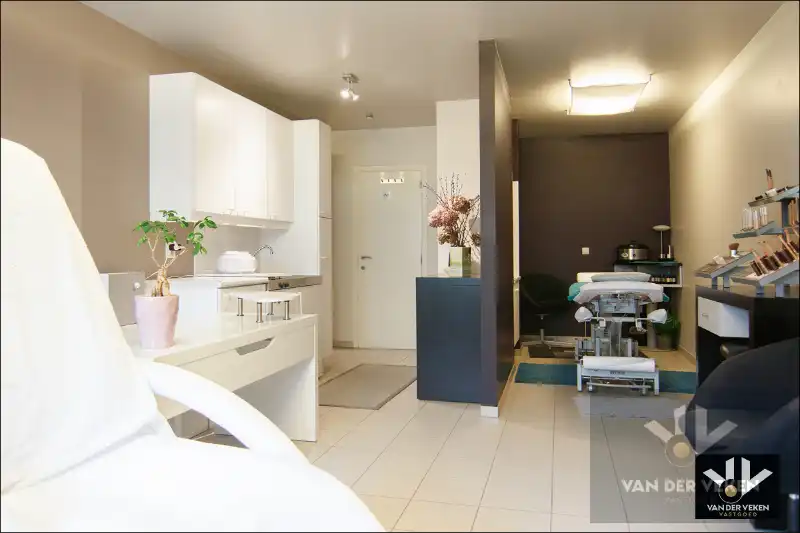 Energiezuinige, instapklare en ruime praktijkwoning met ideale ligging, tal van mogelijkheden en dubbele garage foto 7