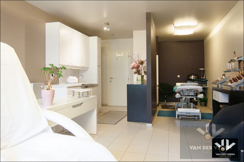 Energiezuinige, instapklare en ruime praktijkwoning met ideale ligging, tal van mogelijkheden en dubbele garage foto 7