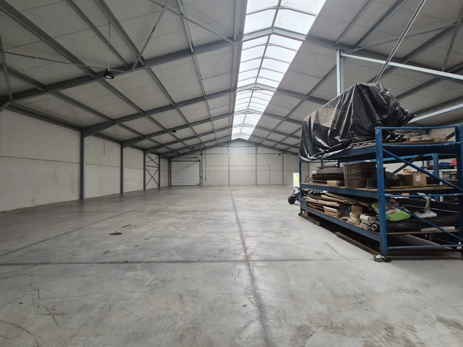 Loods van ± 1.000 m² met ruime buitenopslag. foto 5