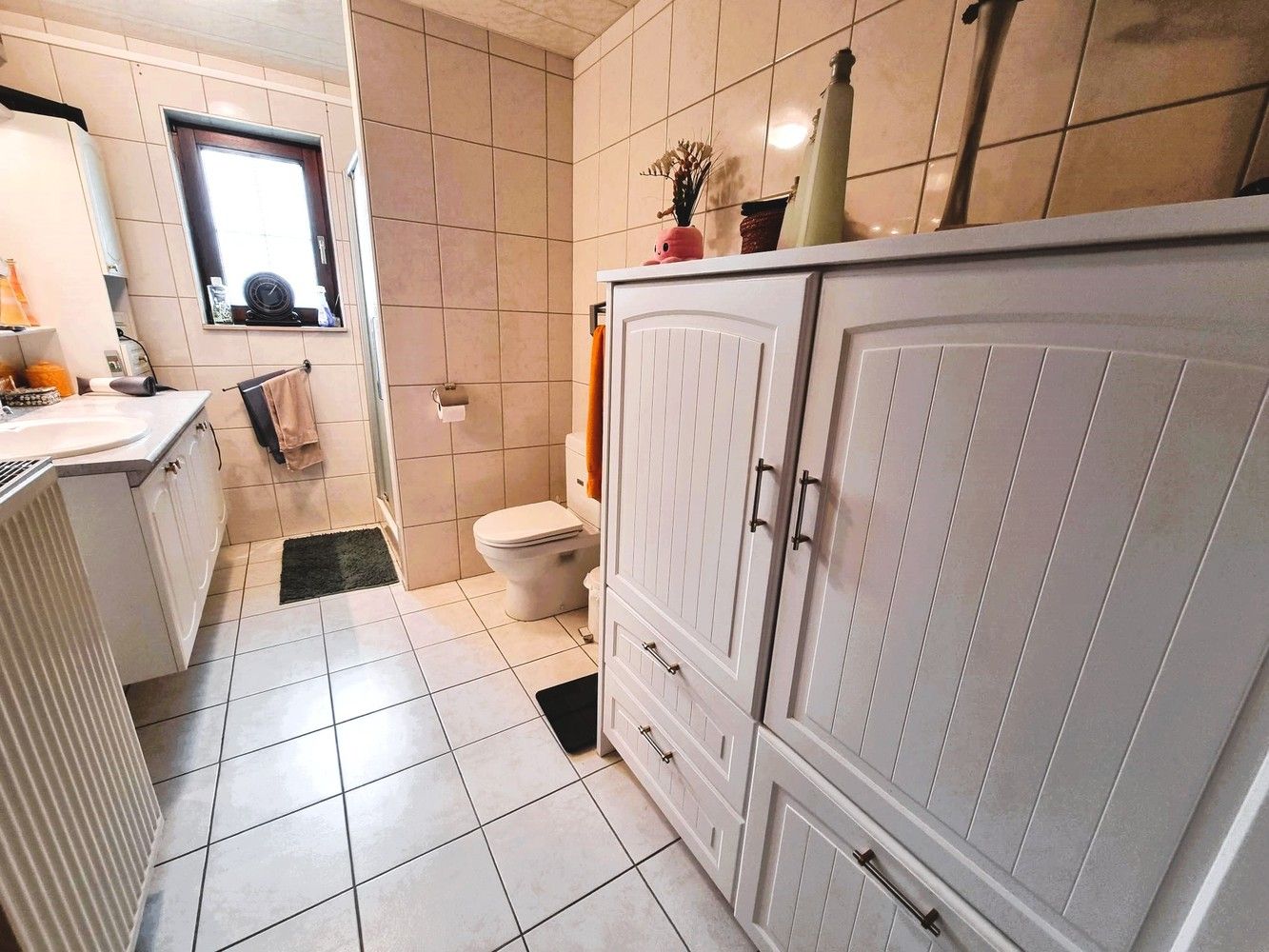 Vrijstaande woning met verzorgde tuin, 3 tot 5 slaapkamers, dubbele garage. foto 13