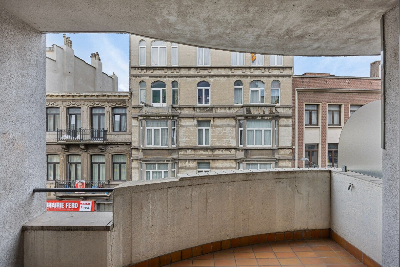 Op te frissen 1-slaapkamer-appartement in het bruisende Schaarbeek foto 5
