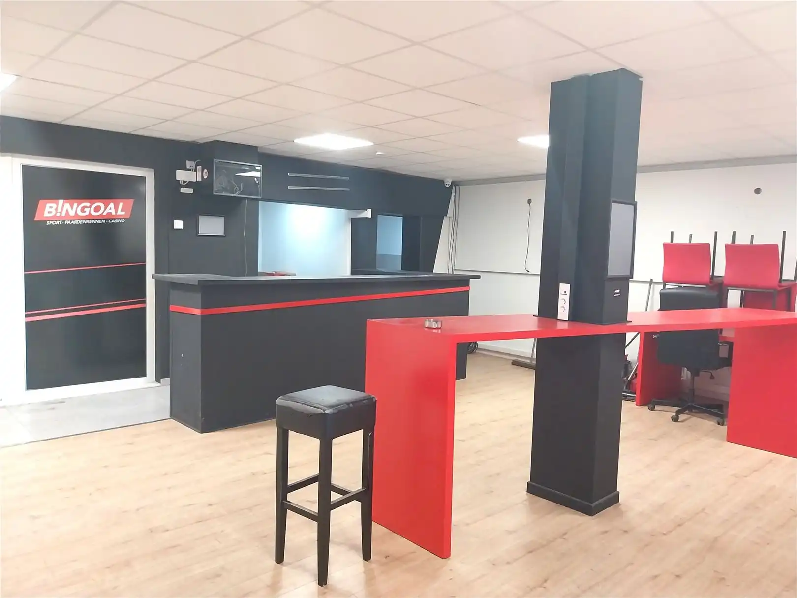 TE HUUR: handelspand van 114m² te Zolder! foto 3