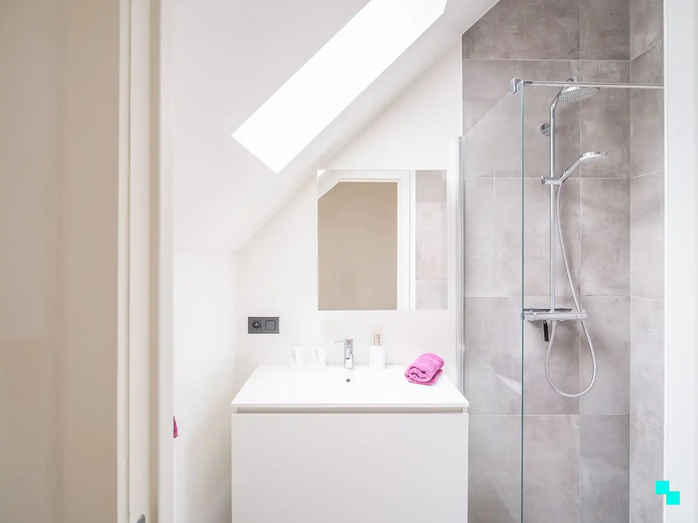 Gerenoveerd appartement met 2 slaapkamers en garage nabij Gent Dampoort foto 16