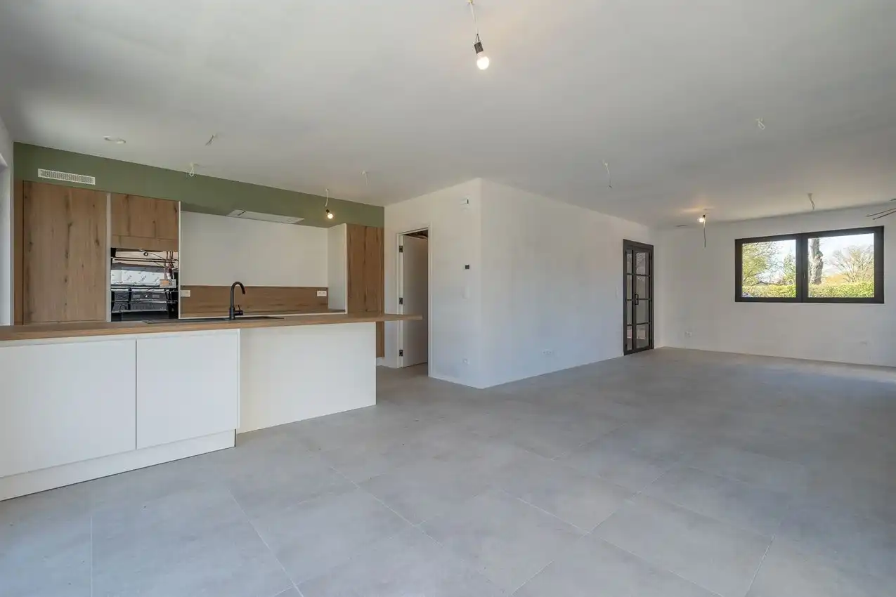 Kwalitatief afgewerkte nieuwbouwwoning met 3 slk. foto 5