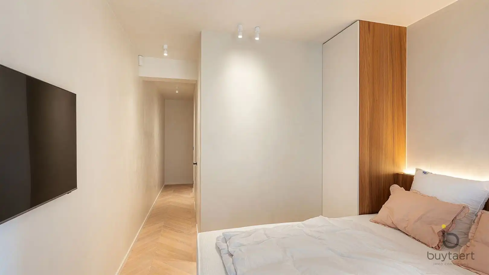 LUXUEUS GERENOVEERD & VOLLEDIG GEMEUBELD APPARTEMENT MET PANORAMISCH ZEEZICHT AAN HET RUBENSPLEIN!  foto 16