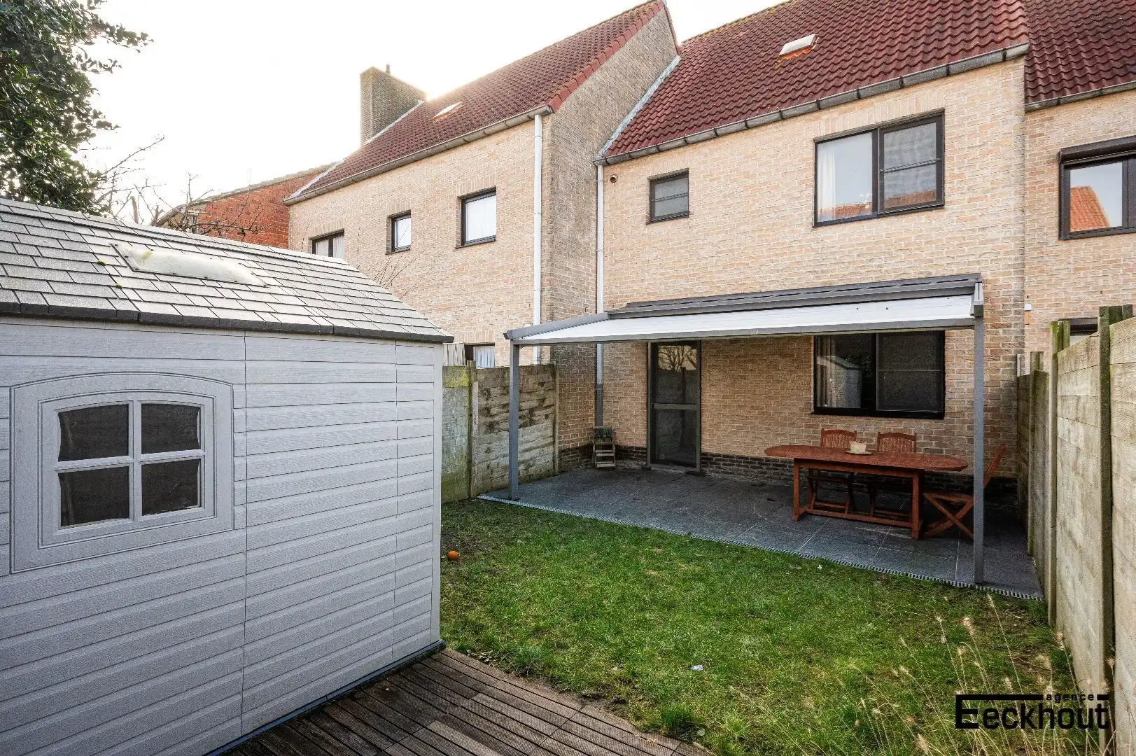 Instapklare woning met garage en tuin op enkele passen van het strand! foto 9