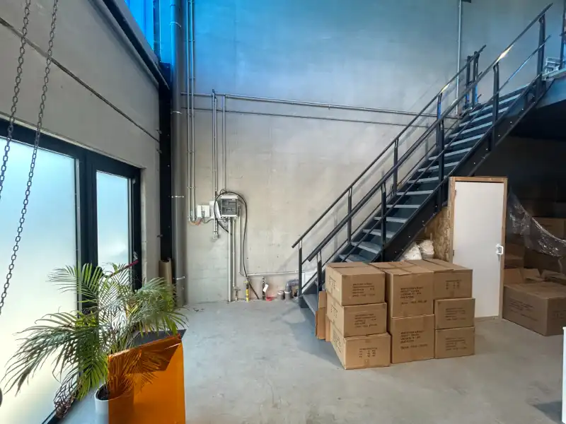 Magazijnruimte van 88 m² met mezzanine (±35 m²) en parking in Evergem foto 6