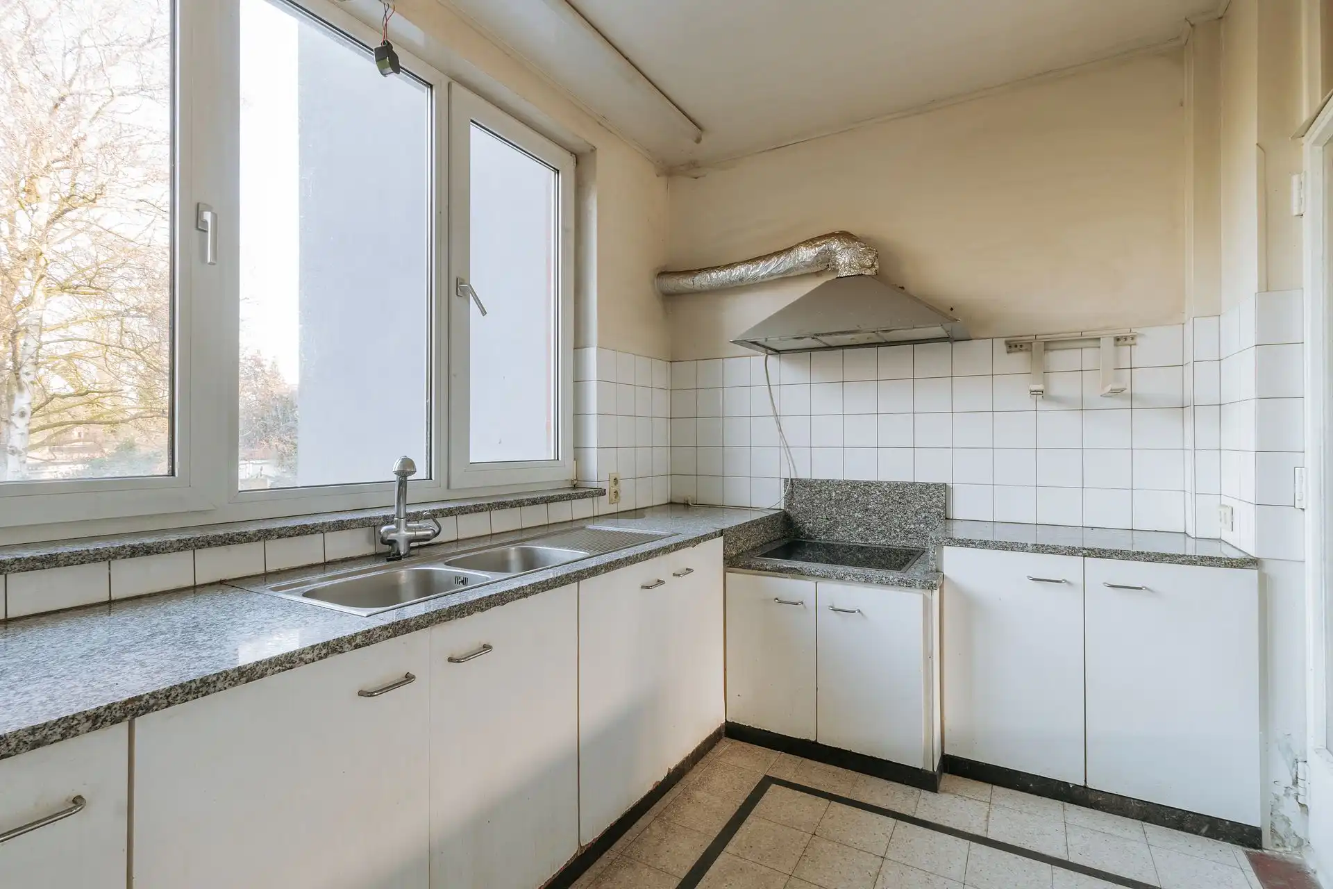 Te renoveren bel-etage met authentieke elementen en tuin foto 14