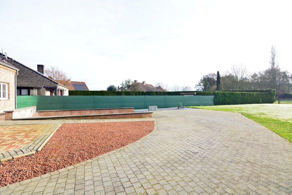 Vrijstaande woning met 4 slpks. en 2 bdks. op een perceel van 12a38ca. foto 40