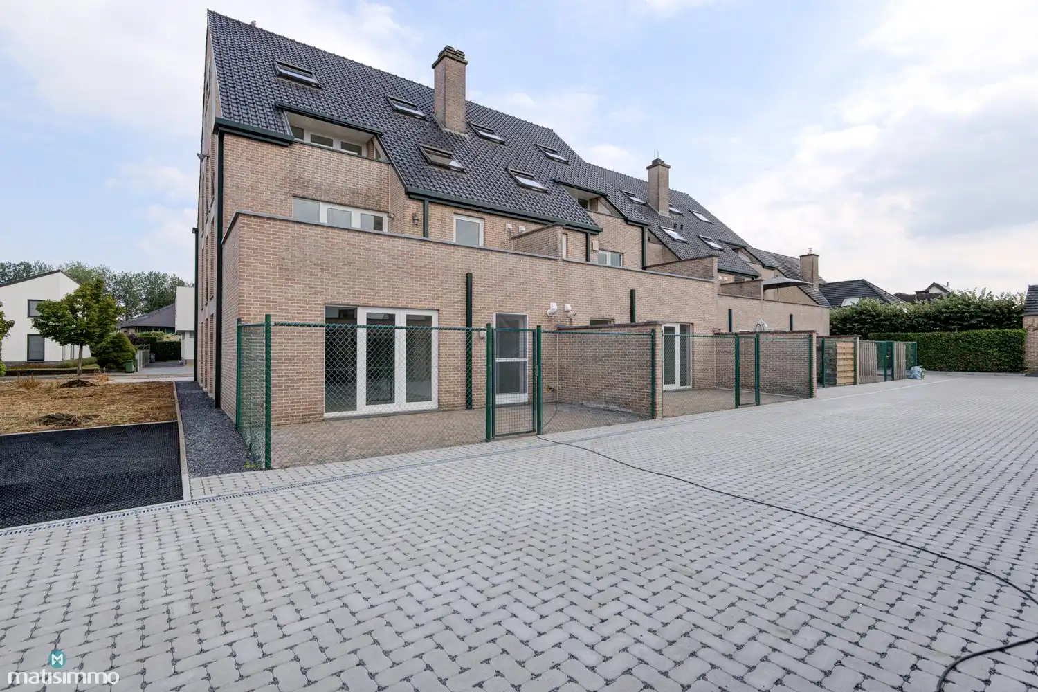 INSTAPKLAAR GELIJKVLOERS APPARTEMENT MET 2 SLAAPKAMERS, BERGING EN AUTOSTAANPLAATS NABIJ HET CENTRUM VAN BILZEN foto 19