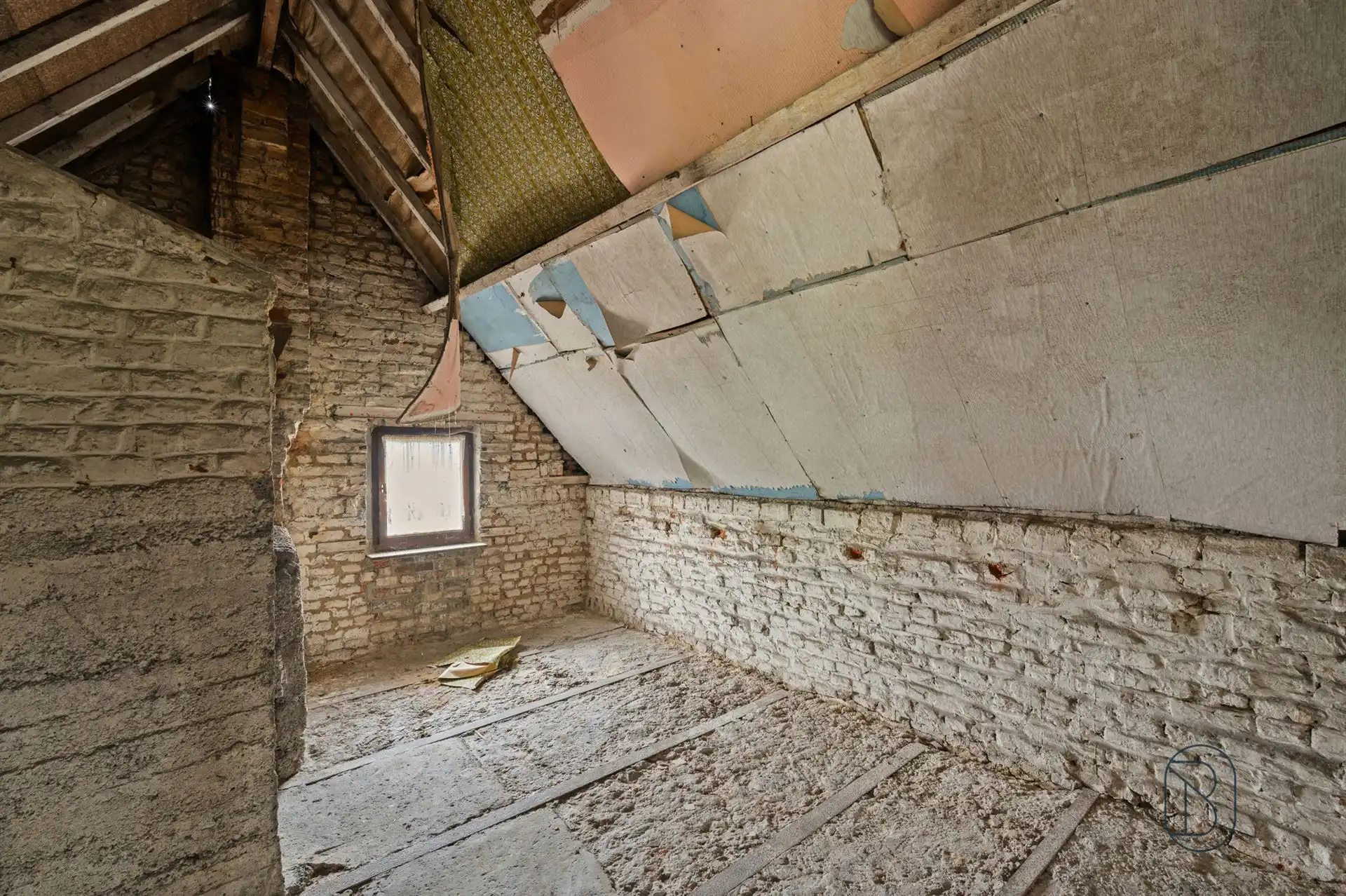 Volledig te renoveren woning, veel potentieel! foto 16