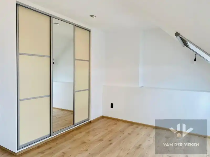 Ruime woning met 4 slaapkamers en 2 badkamers foto 7