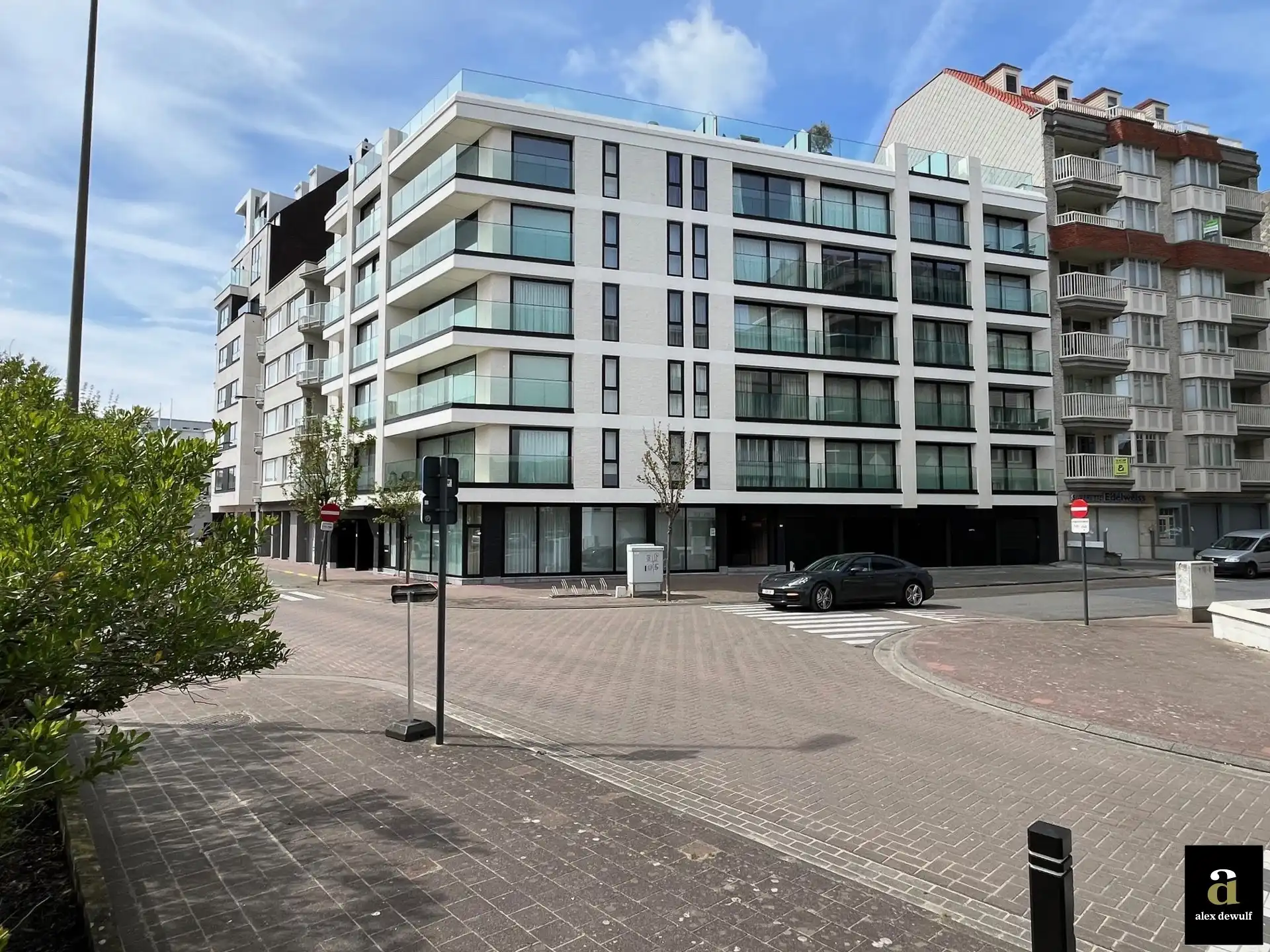 Goed bereikbare dubbele binnenstaanplaats [J. Nellenslaan - Albertstrand]. foto {{pictureIndex}}