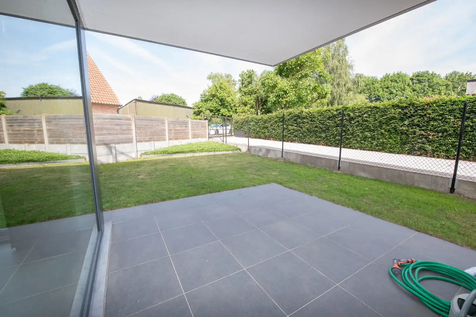 Prachtig gelijkvloers appartement van 147m² te Sint-Eloois-Vijve met tuintje en overdekt terras.  foto 16